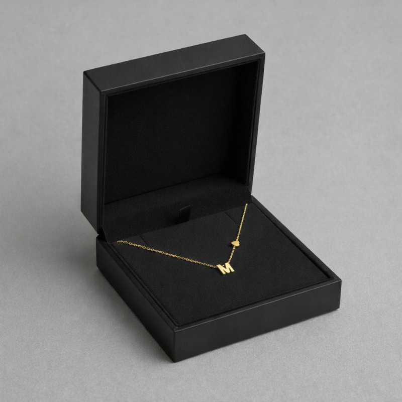 Ženska ogrlica s personaliziranim slovom