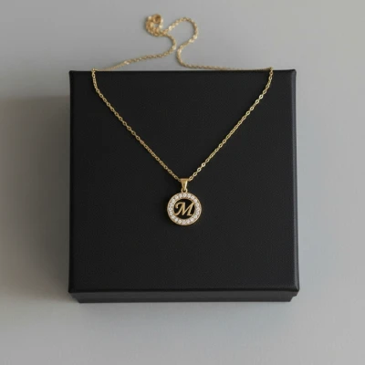 Ženska ogrlica s personaliziranim inicijalom
