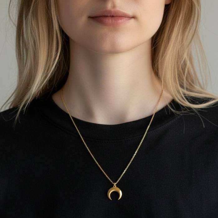Ženska ogrlica s privjeskom polumjeseca