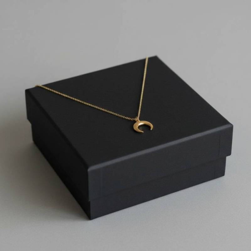 Ženska ogrlica s privjeskom polumjeseca