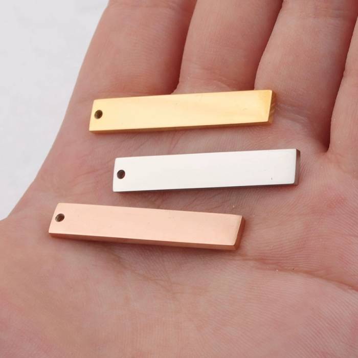 Ženska ogrlica s vertikalnim privjeskom