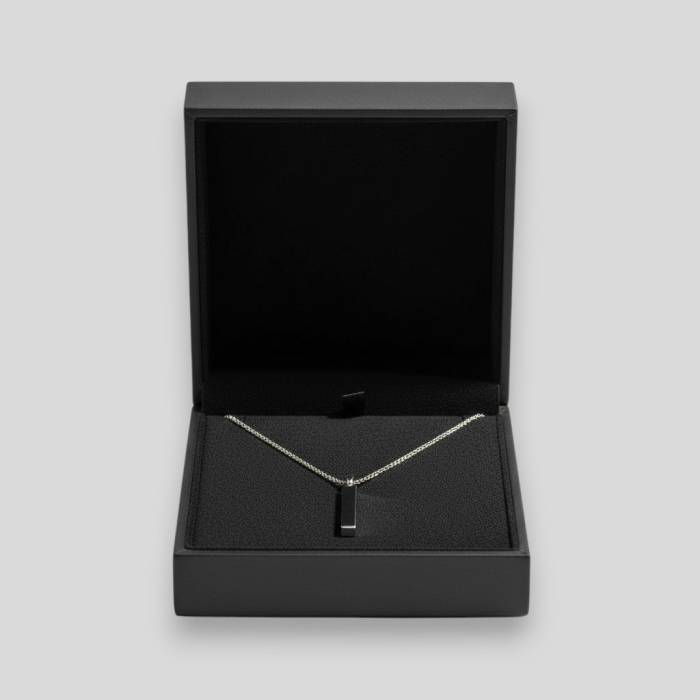 Ženska ogrlica s vertikalnim privjeskom