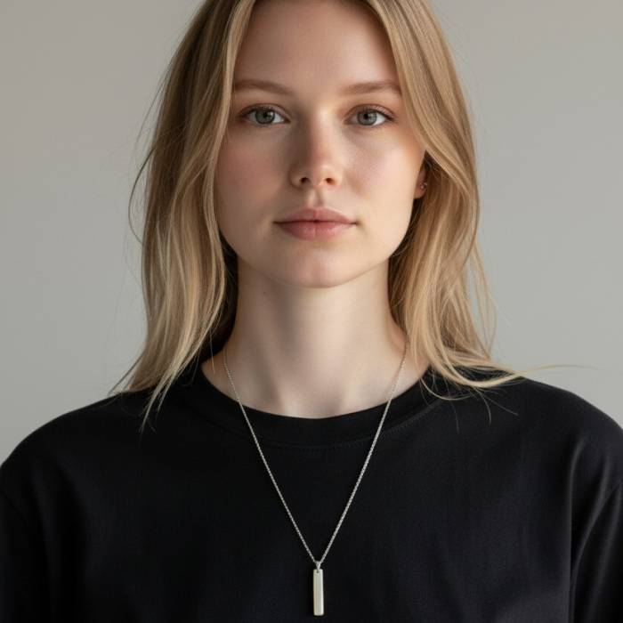 Ženska ogrlica s vertikalnim privjeskom