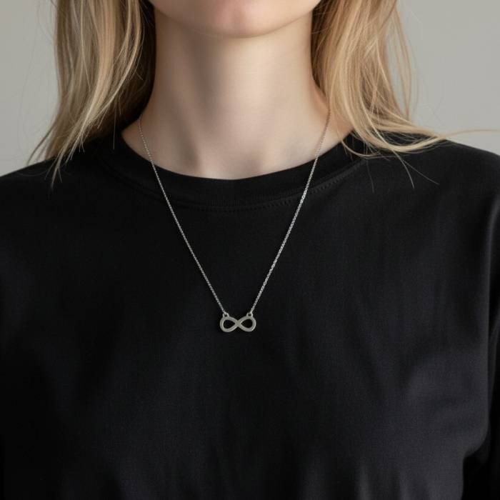 Ženska ogrlica s privjeskom beskonačnosti