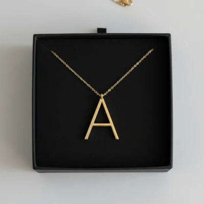 Ženska ogrlica s personaliziranim slovom