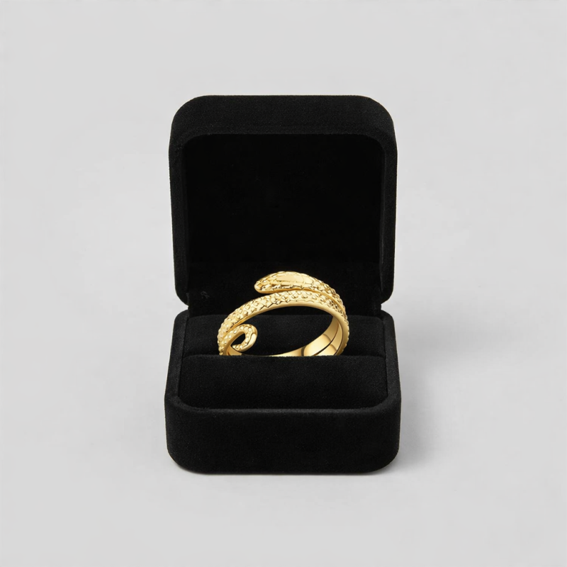 Ženski prsten sa simbolom zmije