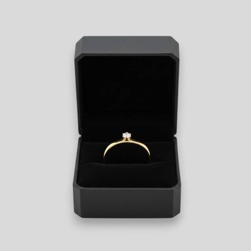 Ženski prsten s kamenom