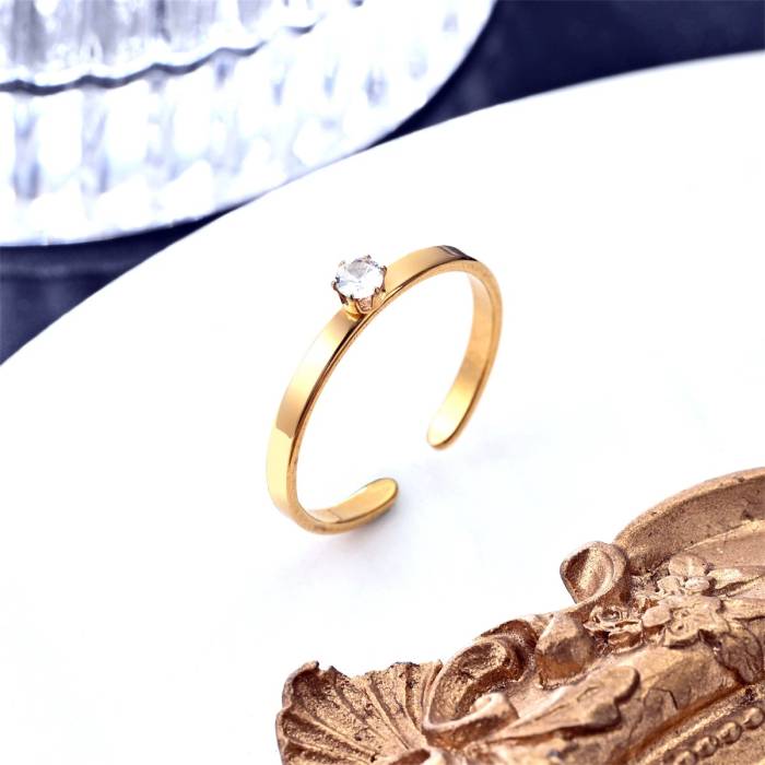 Ženski prsten s kamenom