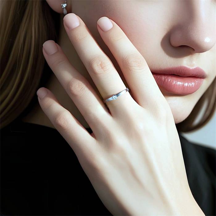 Ženski prsten s kamenom