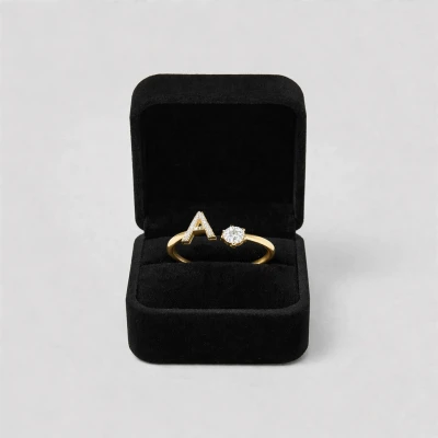 Ženski prsten s personaliziranim inicijalom