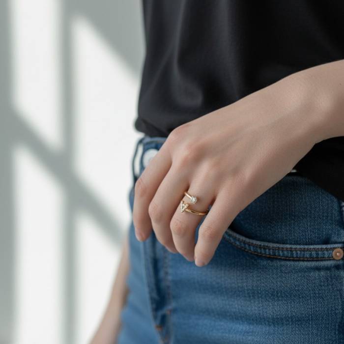 Ženski prsten s personaliziranim inicijalom