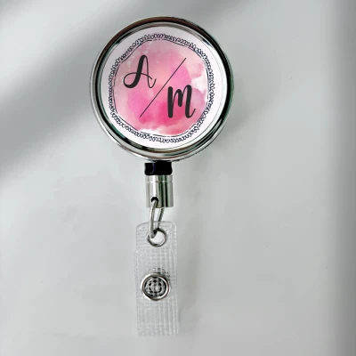 Prilagođeni uvlačivi držač za značku – S inicijalima