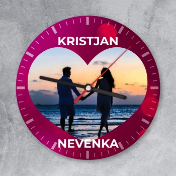 Sat za zid s fotografijama i tekstom