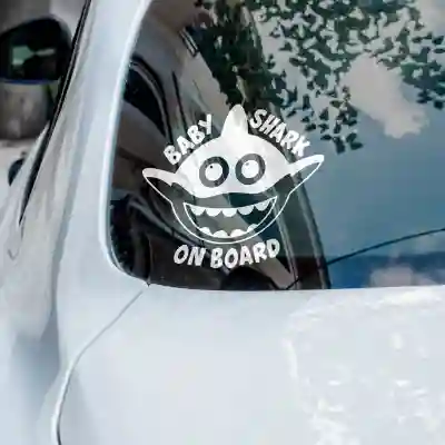 Naljepnica Baby Shark na brodu